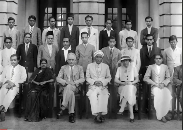 हर साल, भारत भौतिकी में एक नए सिद्धांत का आविष्कार करने के लिए प्रतिष्ठित वैज्ञानिक और नोबेल पुरस्कार विजेता सी. वी. रमन (चंद्रशेखर वेंकट रमन) को सम्मान देने के लिए 28 फरवरी को 'NATIONAL SCIENCE DAY' मनाया जाता है, जिसे 'रमन प्रभाव' के रूप में मान्यता प्राप्त है।